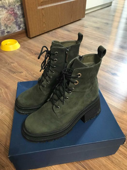 Продам женские ботинки новые