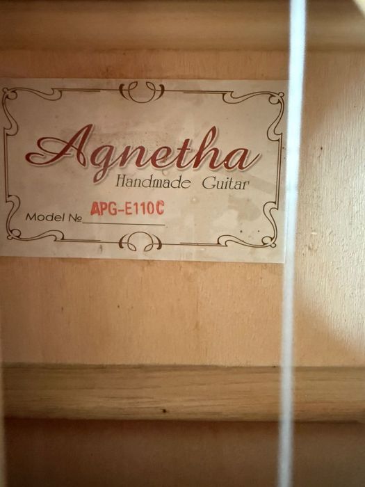 Белая акустическая гитара — в отличном состоянии