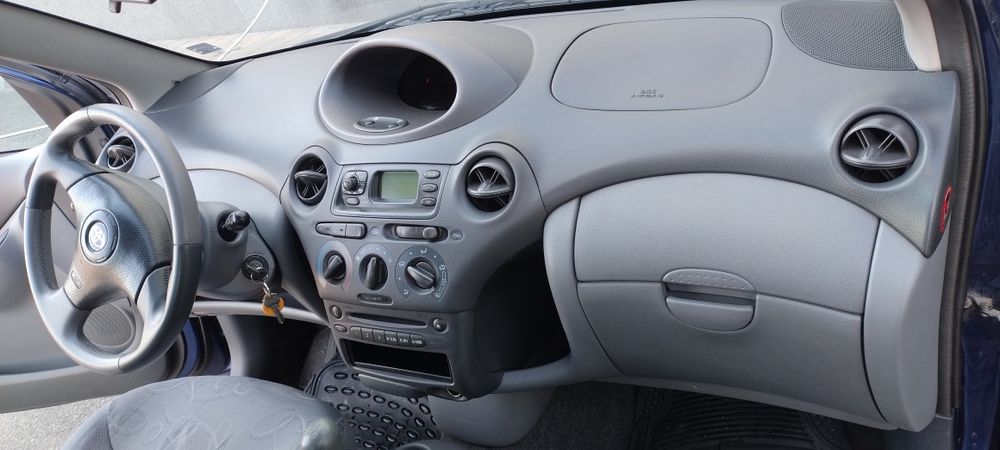 Продавам Toyota Yaris 1.3 бензин