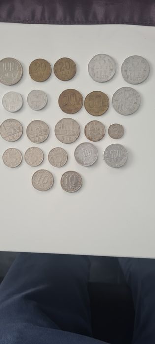 Vând diferite monede de colecție.