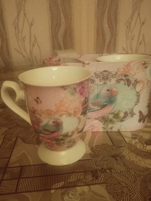 Подарочные фарфоровые две кружки.новые