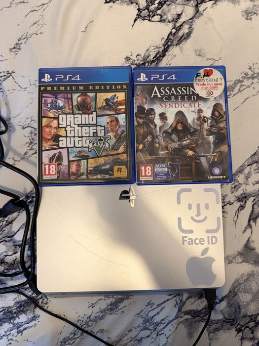 Consolă PlayStation 4 Slim Silver (Argintiu) 500GB + 2 Manete Originale + 2 Jocuri (GTA V, AC Syndicate)