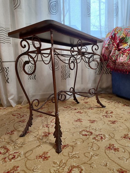 Декоративный журнальный столик