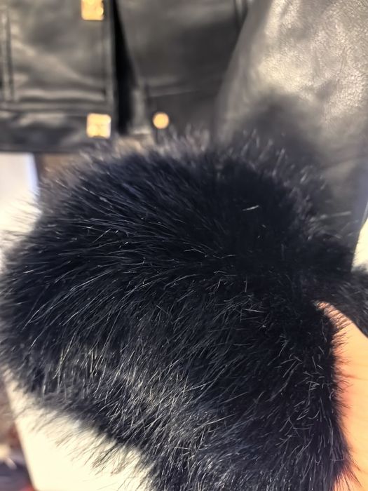 Дамско кожено яке от еко кожа и висококачествен еко пух. Яката се свал