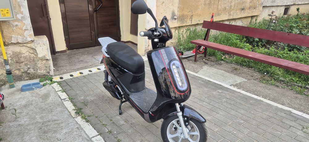 Scuter electric RKS R8 – 2022