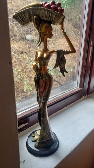 Продам красивую статуэтку