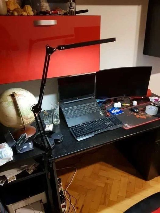 Lampă de birou LED reglabilă cu braț rotativ și clemă