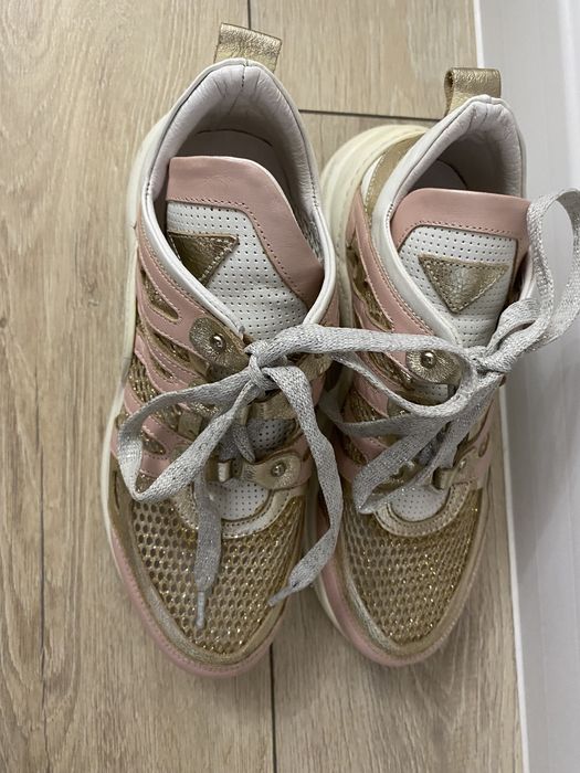 Женские кроссовки