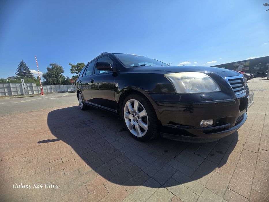 Продавам личния си автомобил Toyota Avensis T 25 2004 автомат