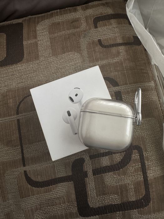 Продается Airpods 4 with Active Noise Cancellation, б/у