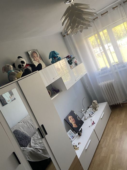 Vând apartament 4 camere , decomandat ,