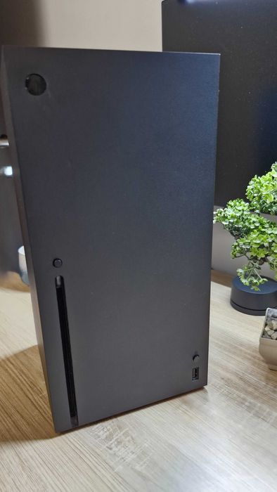 Xbox Series X impecabil – Manetă + Accesorii originale