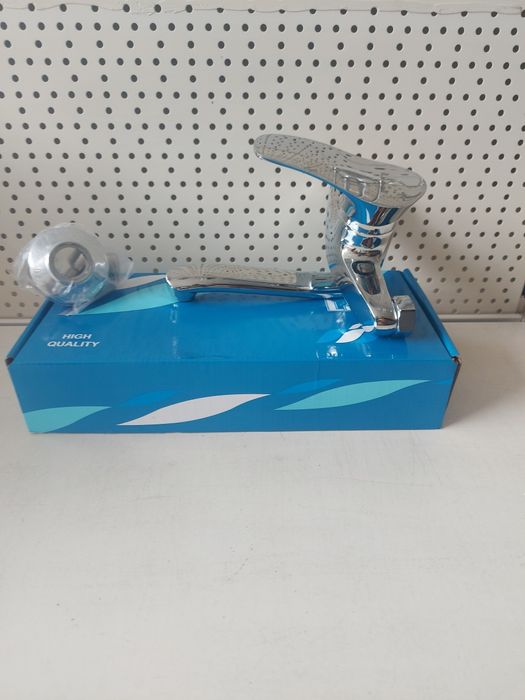 Стенен смесител за мивка.