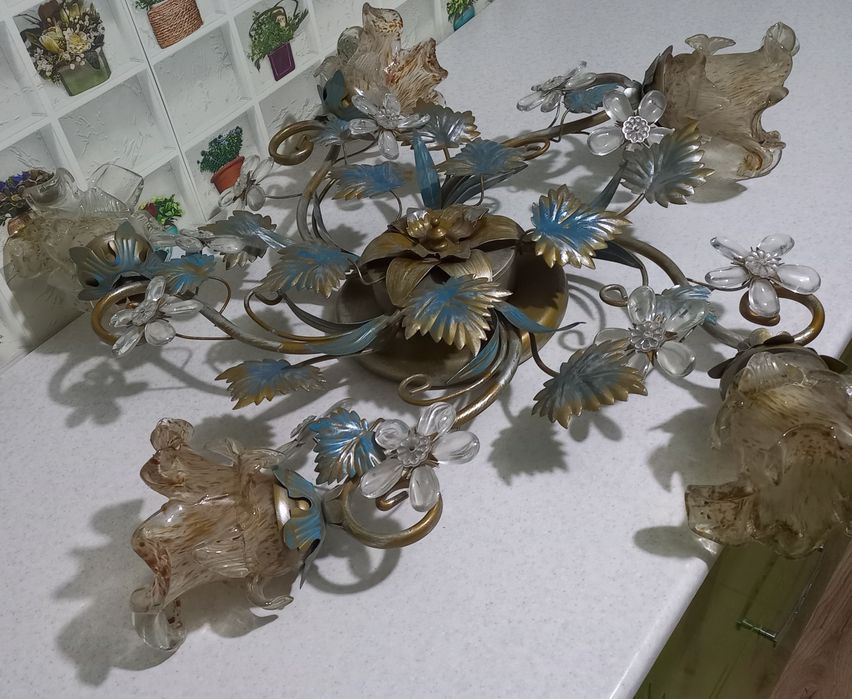 Продам люстру цоколь Е14