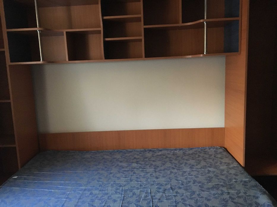 Vand mobila de dormitor pentru tineret