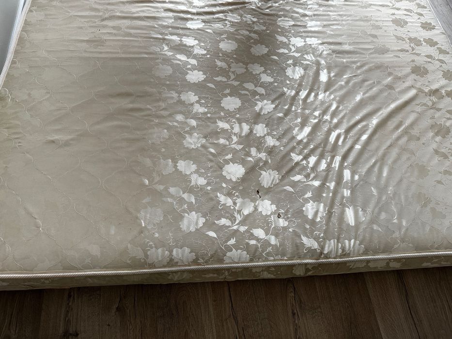 Матрас б/у  200см x 167см