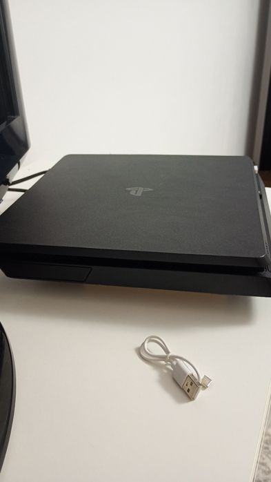 Ps4 în stare bună cu 3 controlere și 2 jocuri