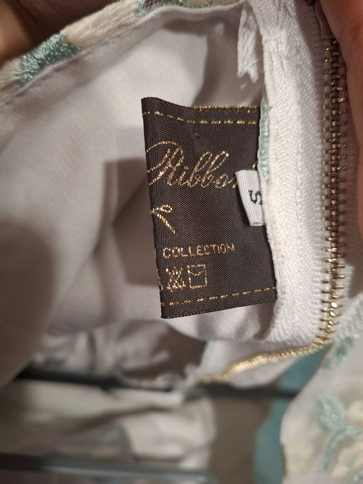 Бяла официална рокля с цветя