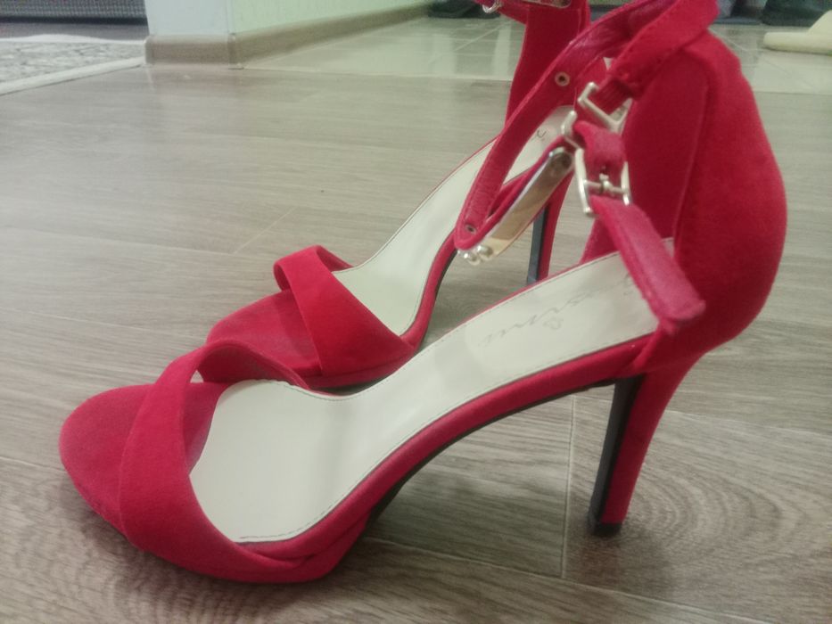 Продам Босоножки