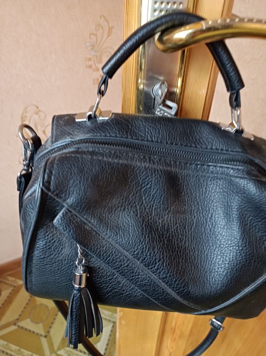 Сумка дамская черного цвета.