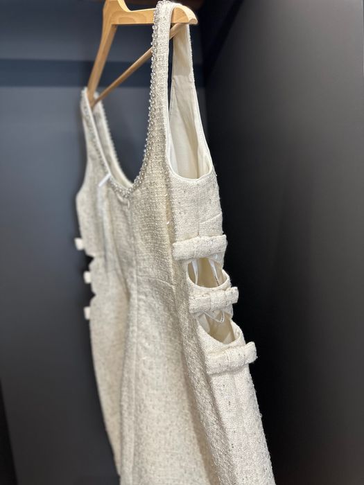 Self-Portrait Кремава рокля от букле с кристални акценти