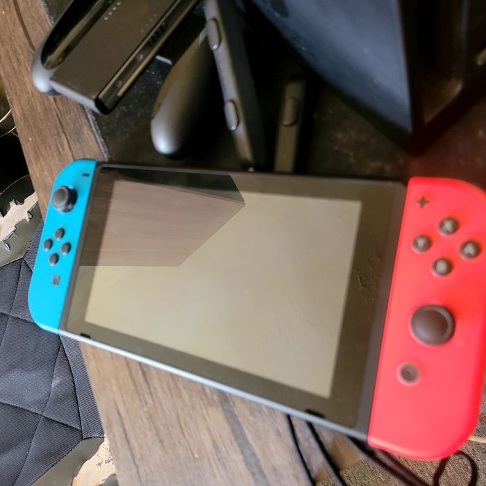 Vând nintendo switch + pokemon violet