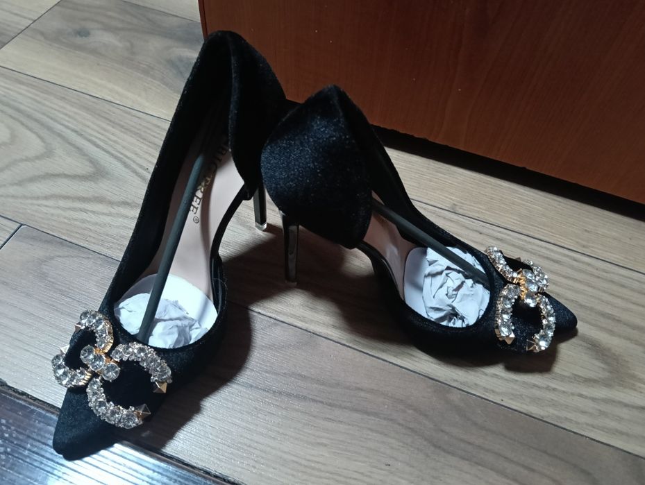 Pantofi cu toc din catifea