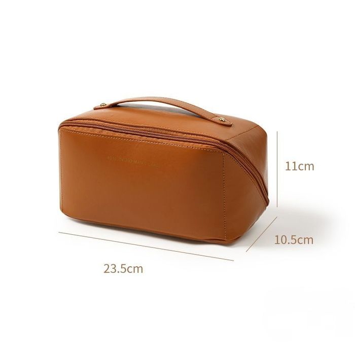 В наличии косметичка