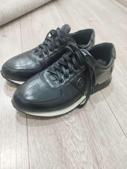 Продам кроссовки