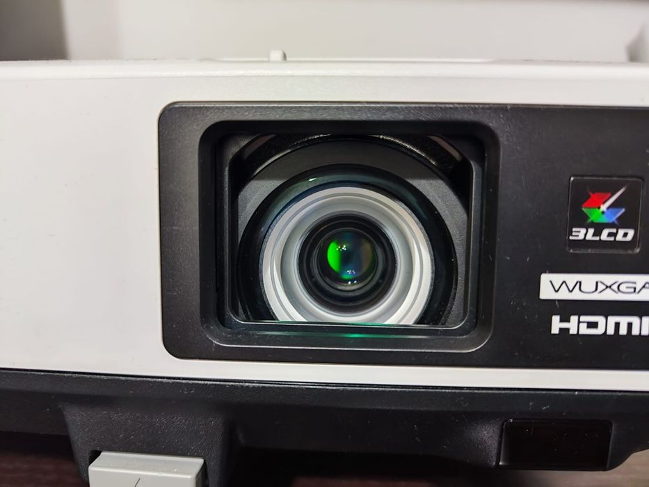 Videoproiector Epson EB-2250U – 5000 lumeni, WUXGA, stare impecabilă