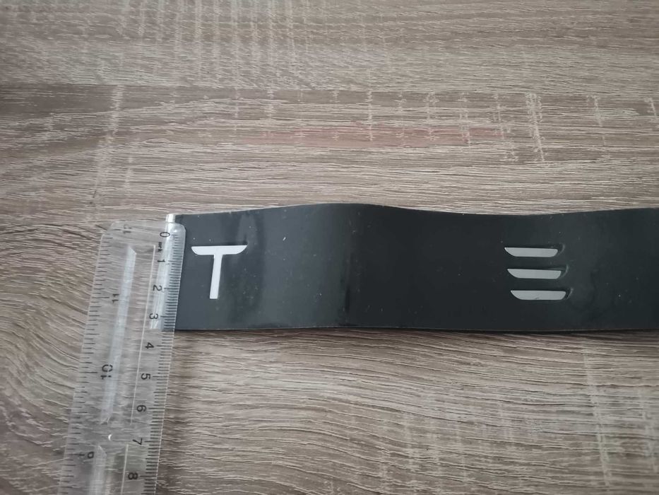 сребрист надпис Tesla Тесла