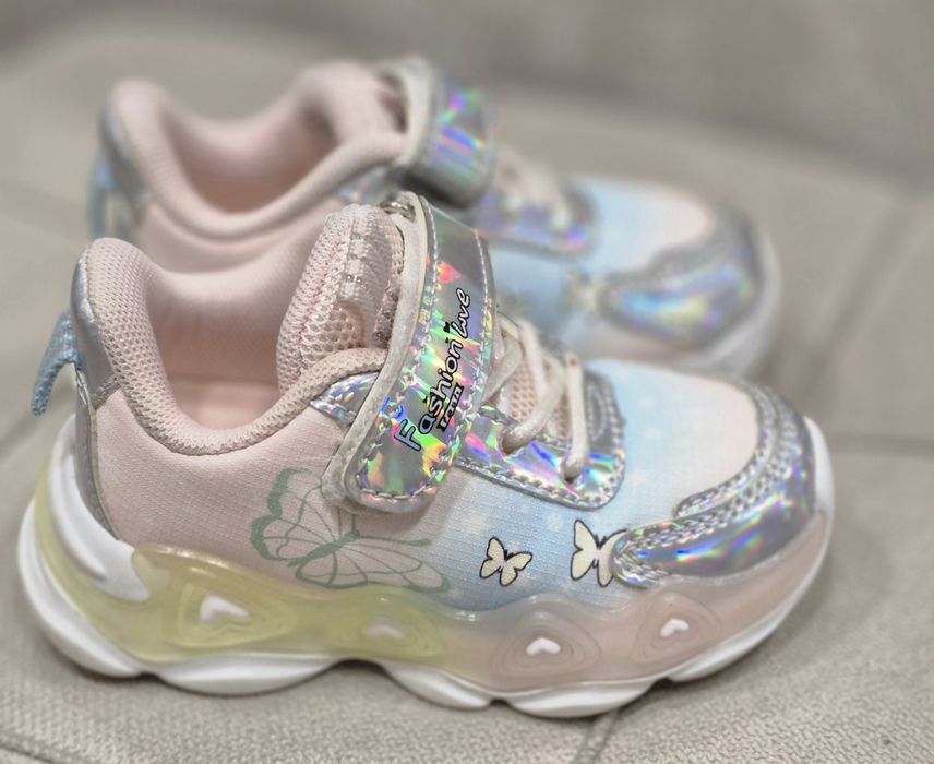 Продам кроссовки на девочку!