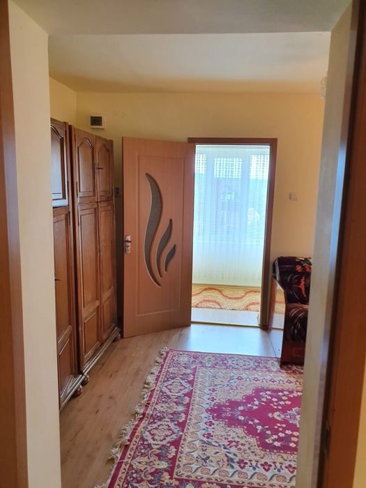 Închiriez apartament la casa