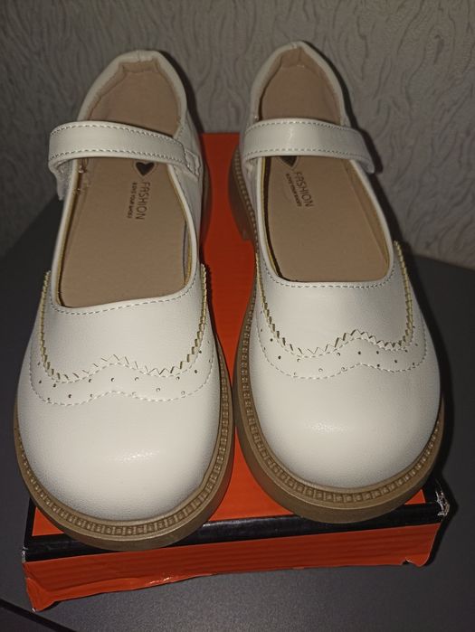 Туфли на девочку.