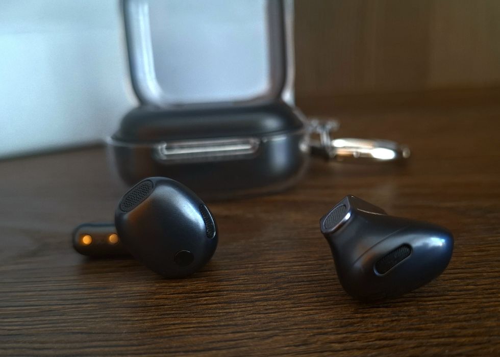 Samsung Galaxy Buds 4 - безжични слушалки с ANC, чисто нови + подарък оригинален защитен кейс