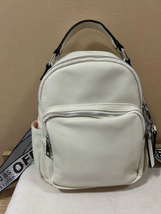 Малка дамска раница в светло бежов цвят