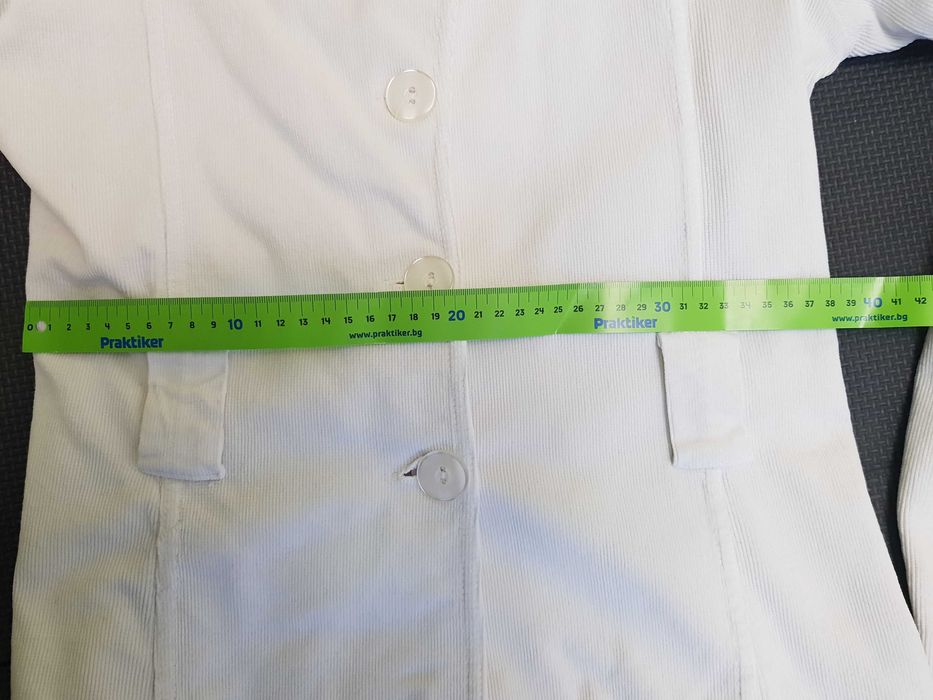 Бяло дамско палто