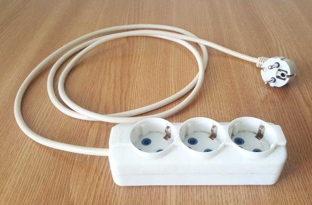 Prelungitor cu 3 prize, lungimea 2m, material de calitate superioară