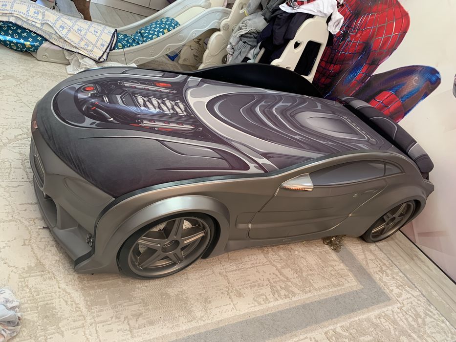 Детская кровать-машинка