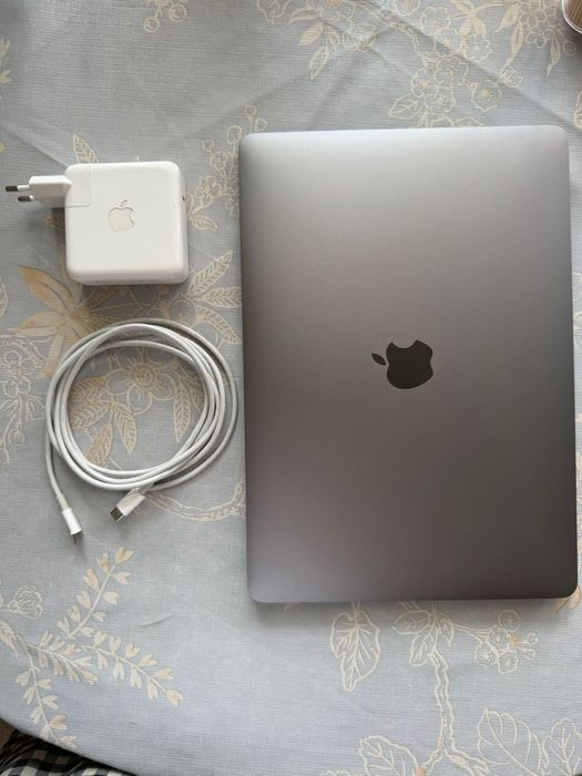Macbook pro 2020 m1 13 inch /  256 gb