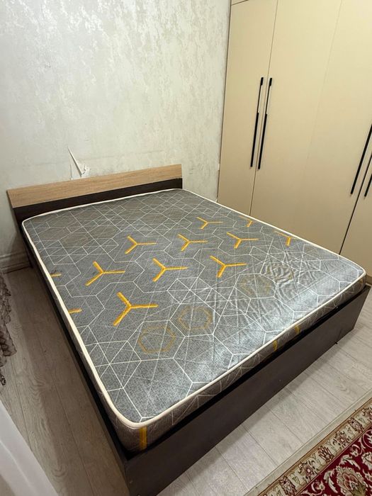 Спальный кровать в хорошем состояние