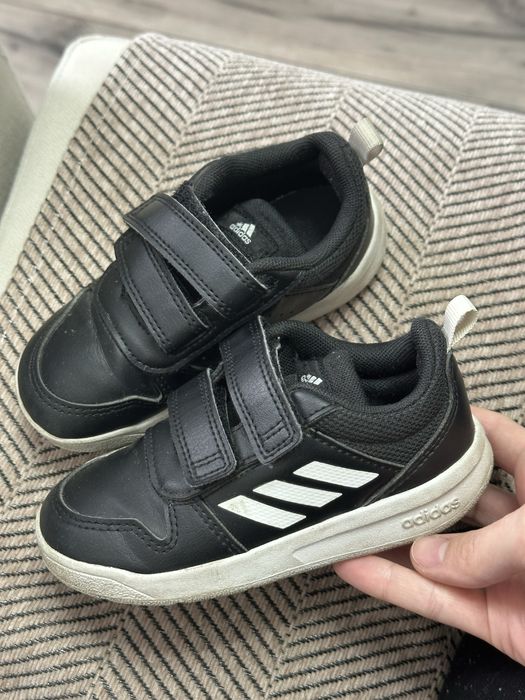 Продам детские кроссовки