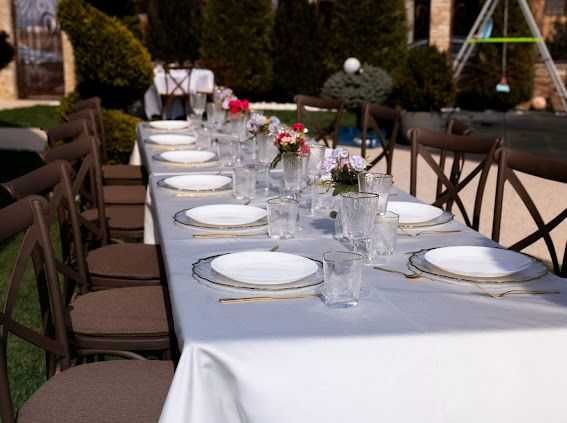 Mobilier premium pentru evenimente – închiriem scaune lemn, mese și veselă elegantă