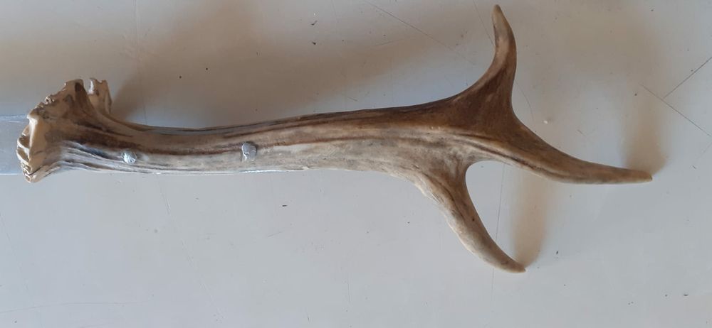 Cutit cu maner din corn de cerb