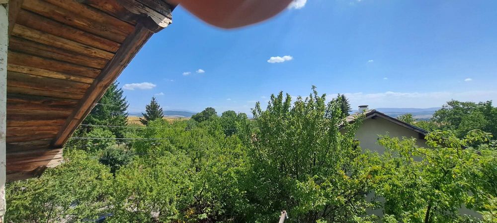 Продава се масивна 2-етажна къща в село Расник, област Перник