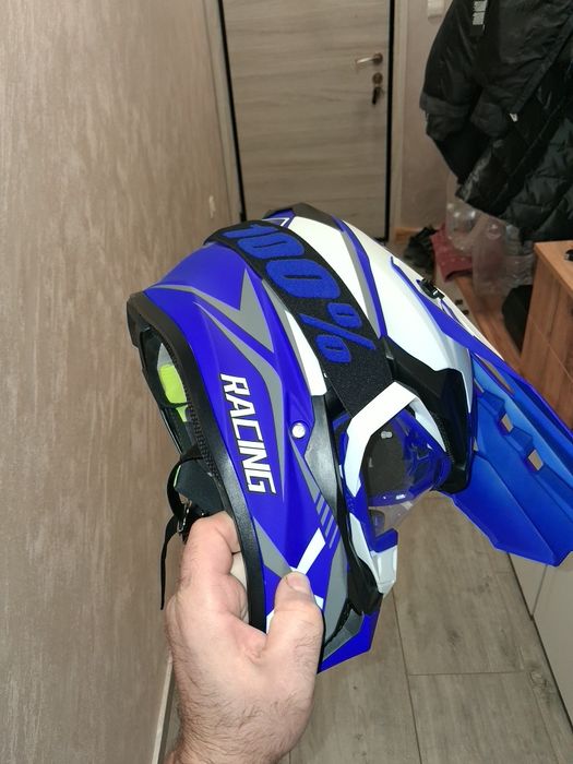 Каска чисто нова