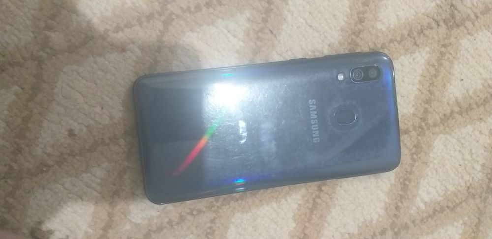 SAMSUNG A40 hammayoği ishlaydi faqar ekrani kuygan