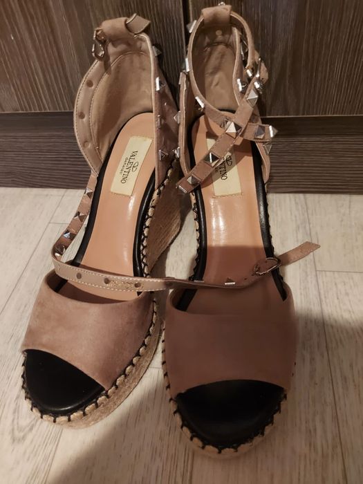 Босоножки на платформе.