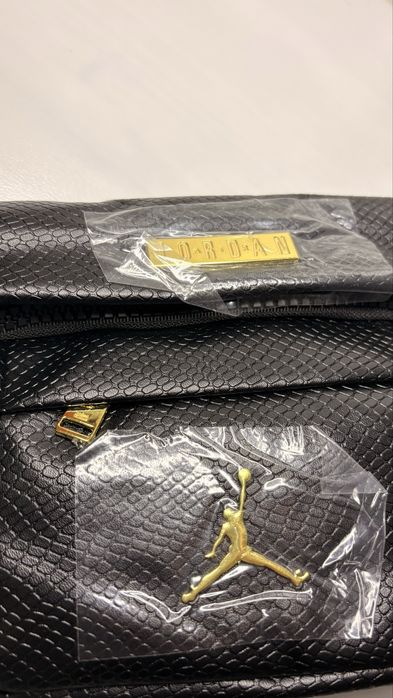 Borseta Jordan neagra cu detalii aurii.