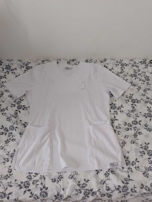 Costum medicaL de dama , firma IBA ,  alb , mărimea L, nou